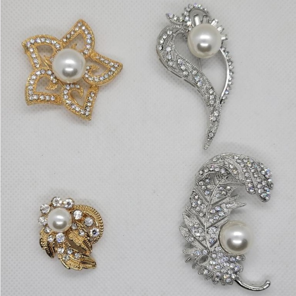 4 pack gold and silver based brooches